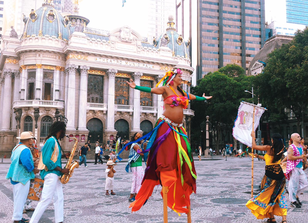 Photo of street performers in Rio de Janeiro