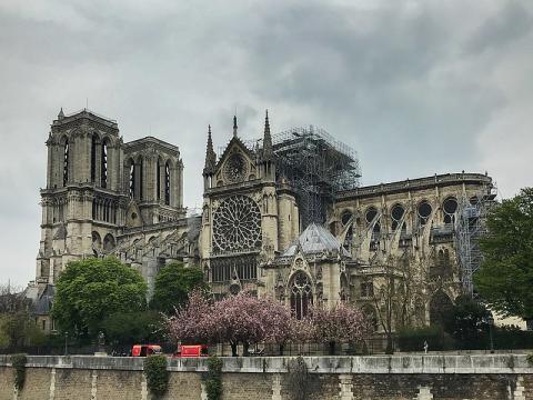 800px-Cathédrale_Notre-Dame_de_Paris_16_avril_2019.jpg